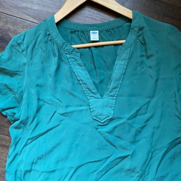 Green old navy blouse - Picture 2 of 3